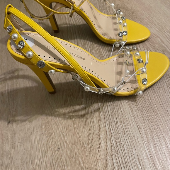 Yellow, pearl heels/sandals with clear strap. - Picture 3 of 4